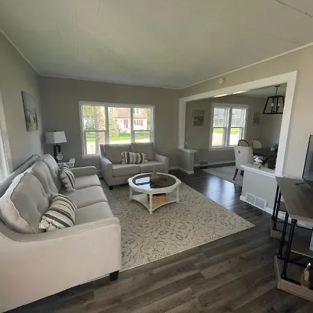 3 Bedroom House With Lake Pepin Views With Access To Shared Pool